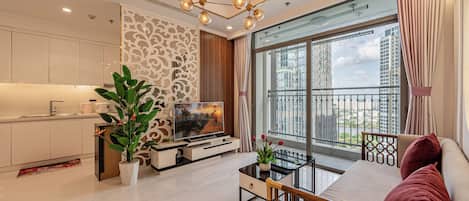 Premier appartement, 3 slaapkamers, balkon, uitzicht op stad | Woonruimte | Een 43-inch smart-tv met kabelzenders