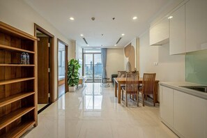 Luxury-Apartment, 1 Schlafzimmer, Balkon, Stadtblick | Wohnbereich | 43-Zoll-Smart-TV mit Kabelempfang