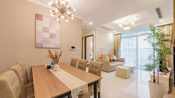 Superior-Apartment, 2 Schlafzimmer, Balkon, Stadtblick | Wohnbereich | 43-Zoll-Smart-TV mit Kabelempfang