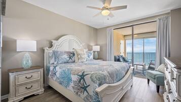 Condo premium, 3 quartos, sacada, vista para a praia | 3 quartos, individualmente decorados, individualmente mobiliados