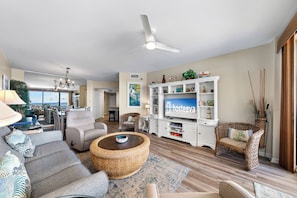 Condo exclusif, 3 chambres, balcon, vue sur la plage | Salle de séjour | Téléviseur connecté de 55 po avec télévision par câble