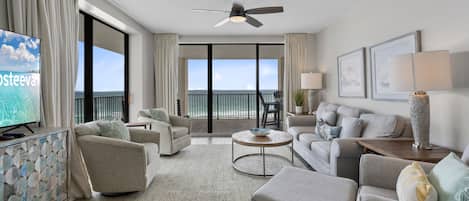 Condo familiar, 3 habitaciones, balcón, vista a la playa | Sala de estar | Smart TV de 55 pulgadas con canales por cable