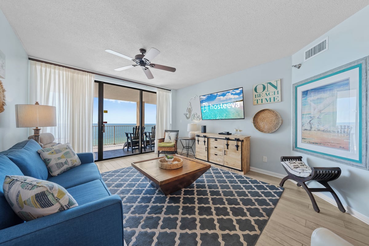Comfort Condo, Balcony, Beach View | Living room