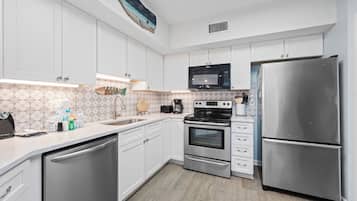 Refrigerador, microondas, horno, placa de cocina