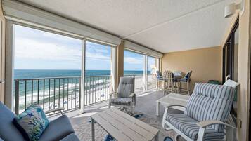 Condo premium, 3 quartos, sacada, vista para a praia | Sacada