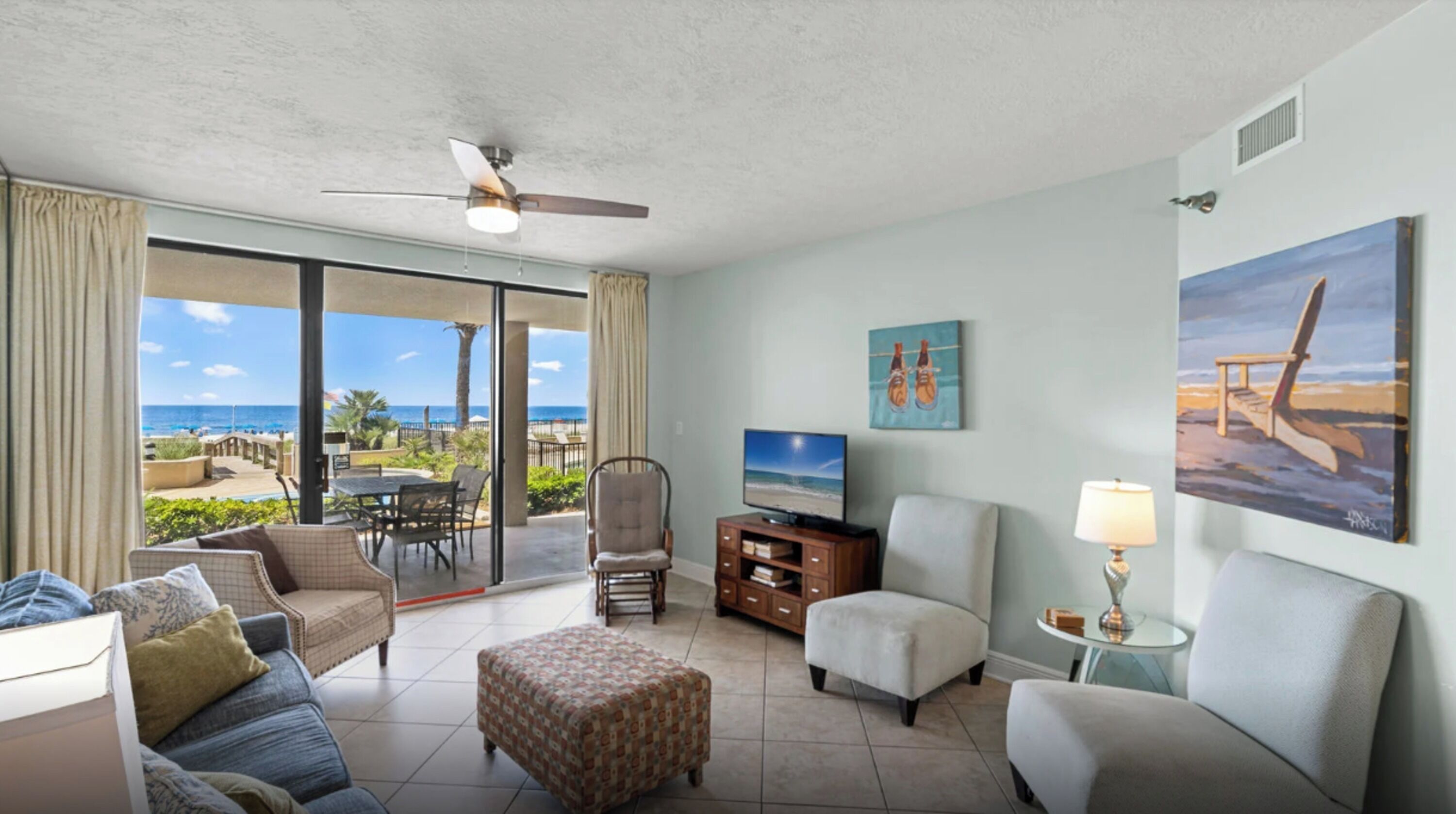 エクスクルーシブ コンドミニアム 3 ベッドルーム バルコニー プールビュー | リビングルーム | 55 インチのスマートテレビ (ケーブル放送視聴可)