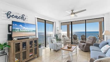 Condo Prestigio, 3 habitaciones, balcón, vista a la playa | Sala de estar | Smart TV de 55 pulgadas con canales por cable