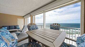 Condo premium, 3 quartos, sacada, vista para a praia | Sacada