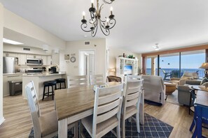Condo exclusif, 3 chambres, balcon, vue sur la plage | Repas dans la chambre