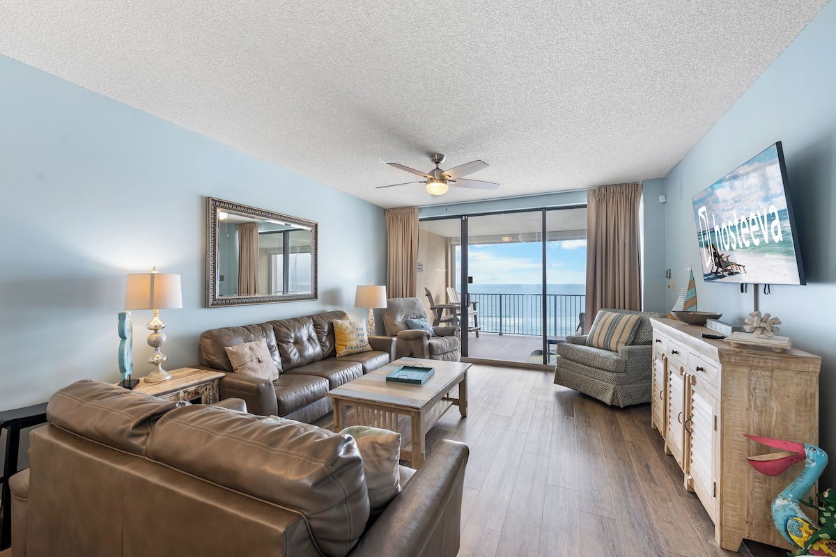 Family Condo, 3 Bedrooms, Pool Access, Beachside | Living room
