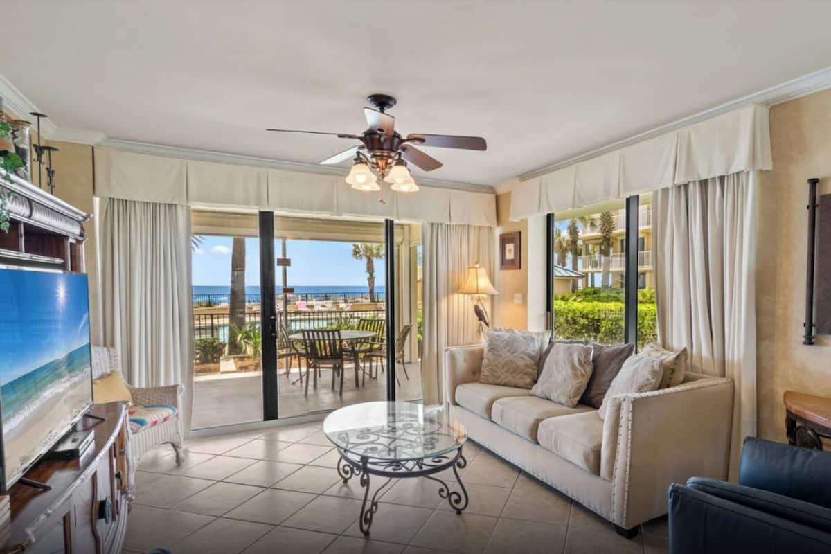 Premium appartement, 3 slaapkamers, balkon, uitzicht op zwembad | Woonkamer | Een 55-inch smart-tv met kabelzenders