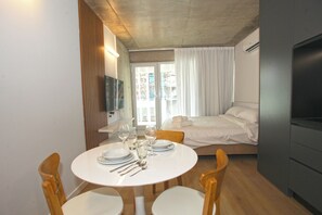 Superior studio, balkon, uitzicht op stad | Een kluis op de kamer, gratis wifi