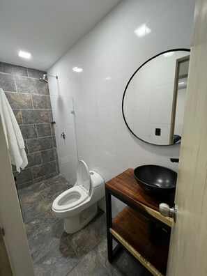 Bathroom - LAURELES INN (Medellín)