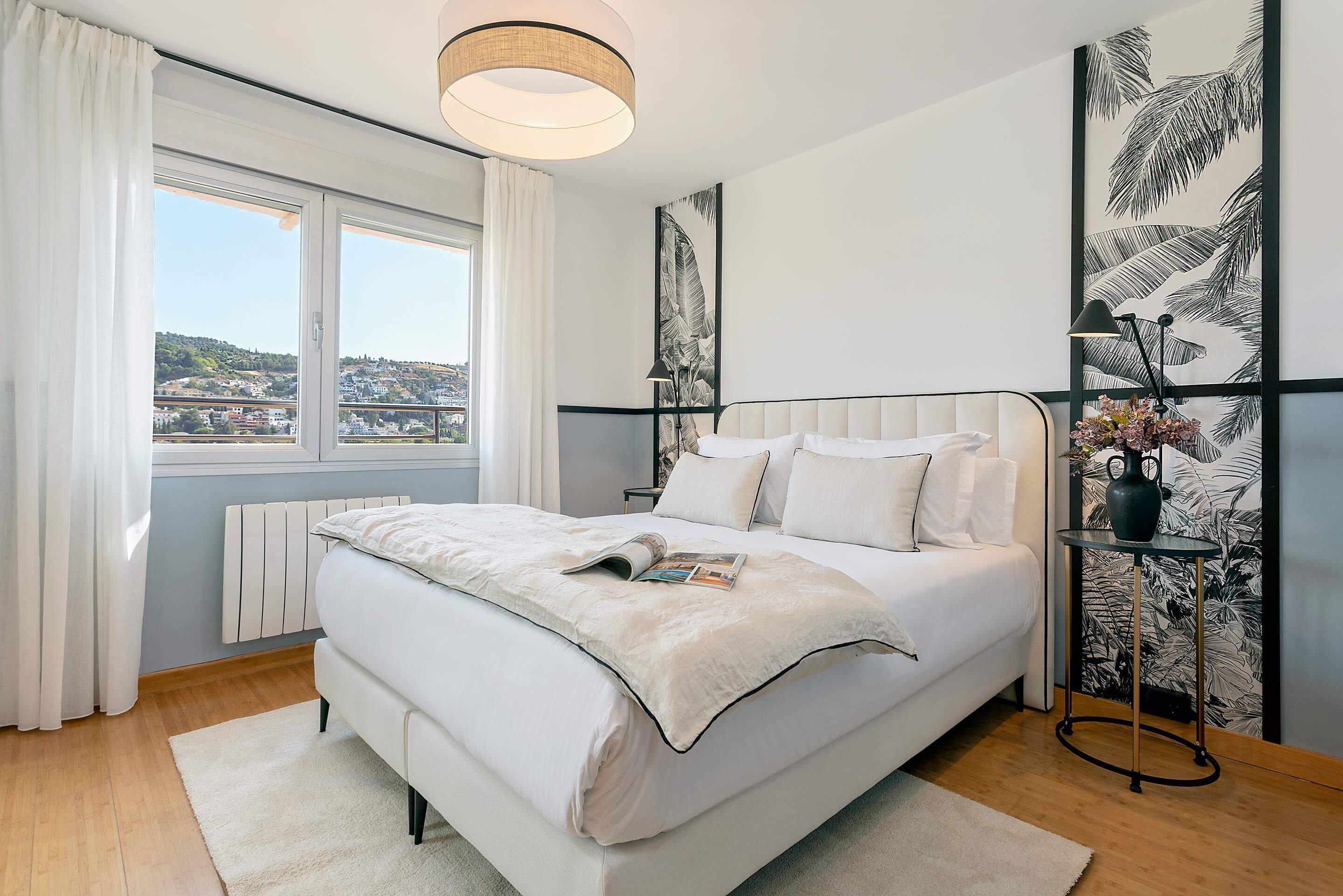 4 slaapkamers, een bureau, een strijkplank/strijkijzer, wifi