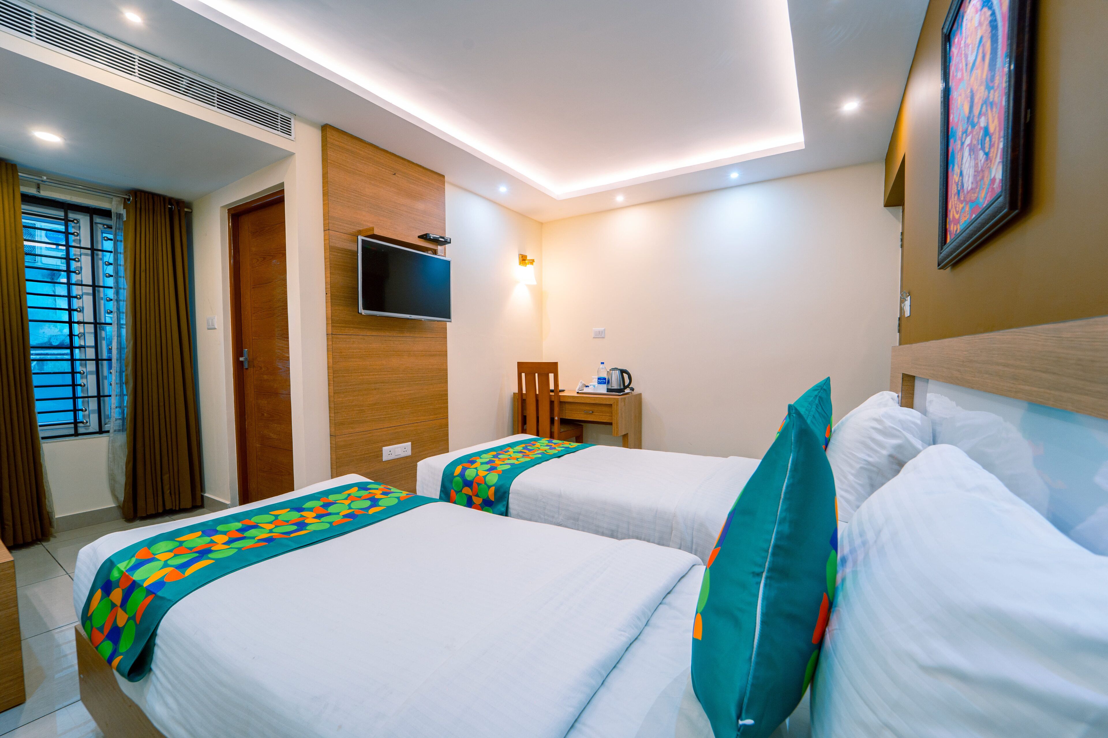 Habitación estándar con 1 cama matrimonial o 2 individuales | Escritorio, cortinas blackout y ropa de cama 