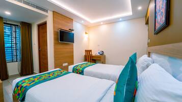 Phòng đôi hoặc 2 giường đơn Tiêu chuẩn | Bàn, màn/rèm cản sáng, bộ trải giường