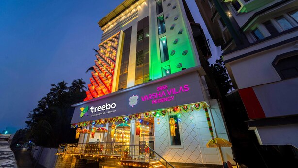 A hotel named 'Treebo' with a sign indicating 'Sree Varsha Vilas Regency'. - Treebo Sree Varshavilas Regency, 500 Mtrs From Guruvayoor Temple (Chavakkad)
