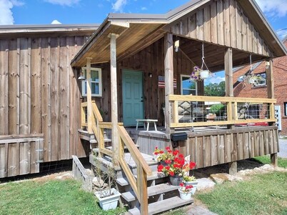 Charming bungalow in marvelous Parsons with AC