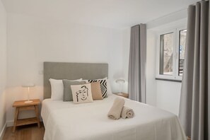 2 soverom, skrivebord, strykejern/-brett og wi-fi