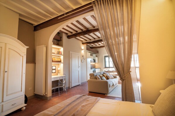 1 slaapkamer, een bureau, wifi, beddengoed