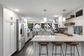 Een koelkast, een magnetron, een oven, een kookplaat