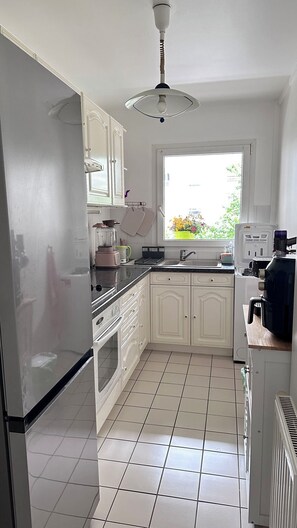 Fridge, oven, stovetop, coffee/tea maker - Cozy apartment near La Défense & Paris La Défense Arena (Courbevoie)