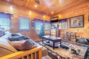 TV, lareira, pebolim, livros