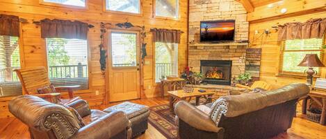 TV, caminetto, tavolo da calcetto, libri