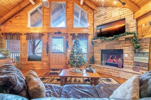 TV, lareira, pebolim, livros