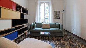 Apartamento (1 Bedroom) | Zona de estar | Televisión de 55 pulgadas con canales por satélite