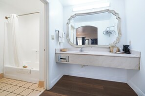 Rom, 1 kingsize-seng, ikke-røyk | Bad | Toalettartikler (inkludert), hårføner og håndklær