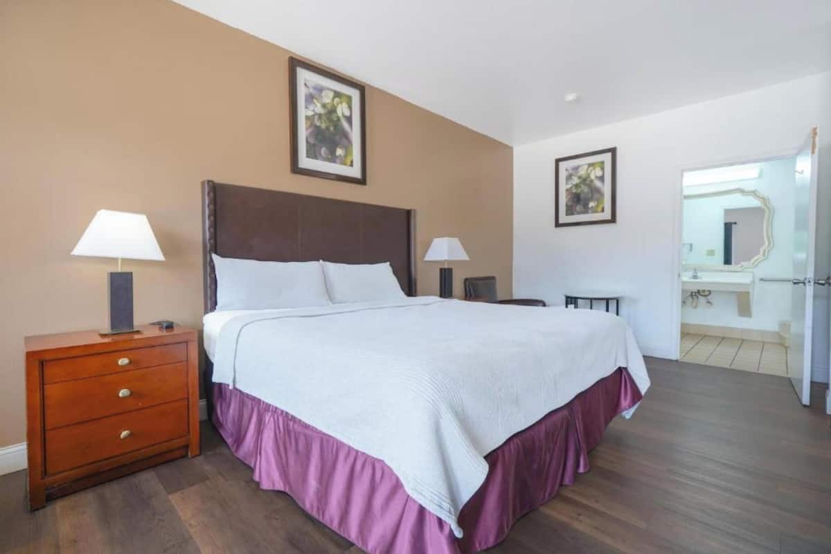 Desk, iron/ironing board (on request), WiFi (free), bed sheets