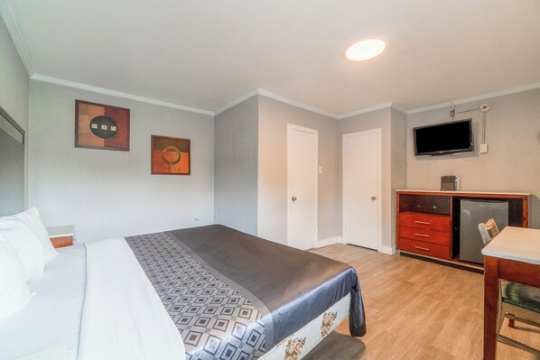 Room, 1 King Bed, Non Smoking | In-room safe, desk, free WiFi, bed sheets