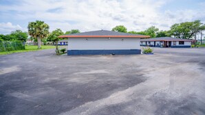 A building with a flat roof and a small attached structure. - Alamo Oasis Inn And Suites By Oyo San Antonio (San Antonio)