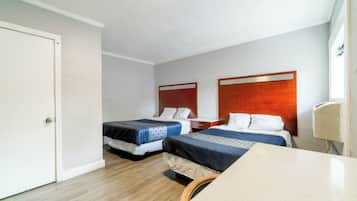 Habitación, 2 camas matrimoniales, para no fumadores | Caja de seguridad en la habitación, escritorio y wifi gratis