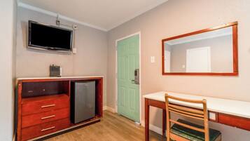 Room, 1 King Bed, Non Smoking | In-room safe, desk, free WiFi, bed sheets