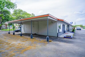 Exterior - Alamo Oasis Inn And Suites By Oyo San Antonio (San Antonio)