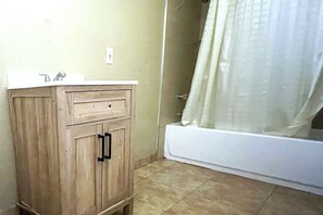 Rom, 1 dobbeltseng | Bad | Toalettartikler (inkludert) og håndklær