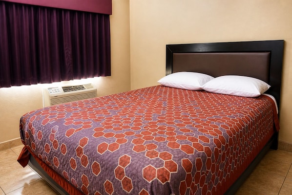 Room, 1 Queen Bed | Desk, free WiFi, bed sheets