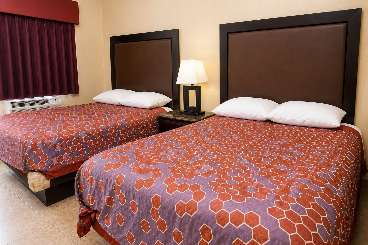 Quarto, 2 camas Queen | Escrivaninha, Wi-Fi de cortesia, roupa de cama