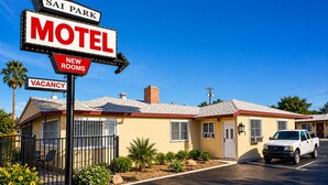 A motel with a sign indicating new rooms and vacancies. - Sai Park Motel (Lancaster)