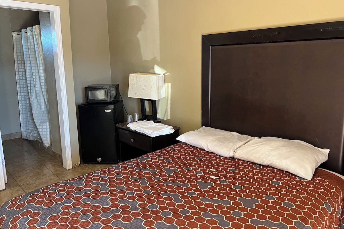 Room, 1 Queen Bed | Desk, free WiFi, bed sheets