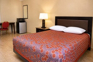 Room, 1 Queen Bed | Desk, free WiFi, bed sheets - Sai Park Motel (Lancaster)