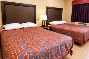 Zimmer, 2 Queen-Betten | Schreibtisch, kostenloses WLAN, Bettwäsche