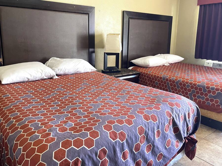 Escritorio, wifi gratis y ropa de cama