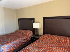 Quarto, 1 cama de casal | Escrivaninha, Wi-Fi de cortesia, roupa de cama