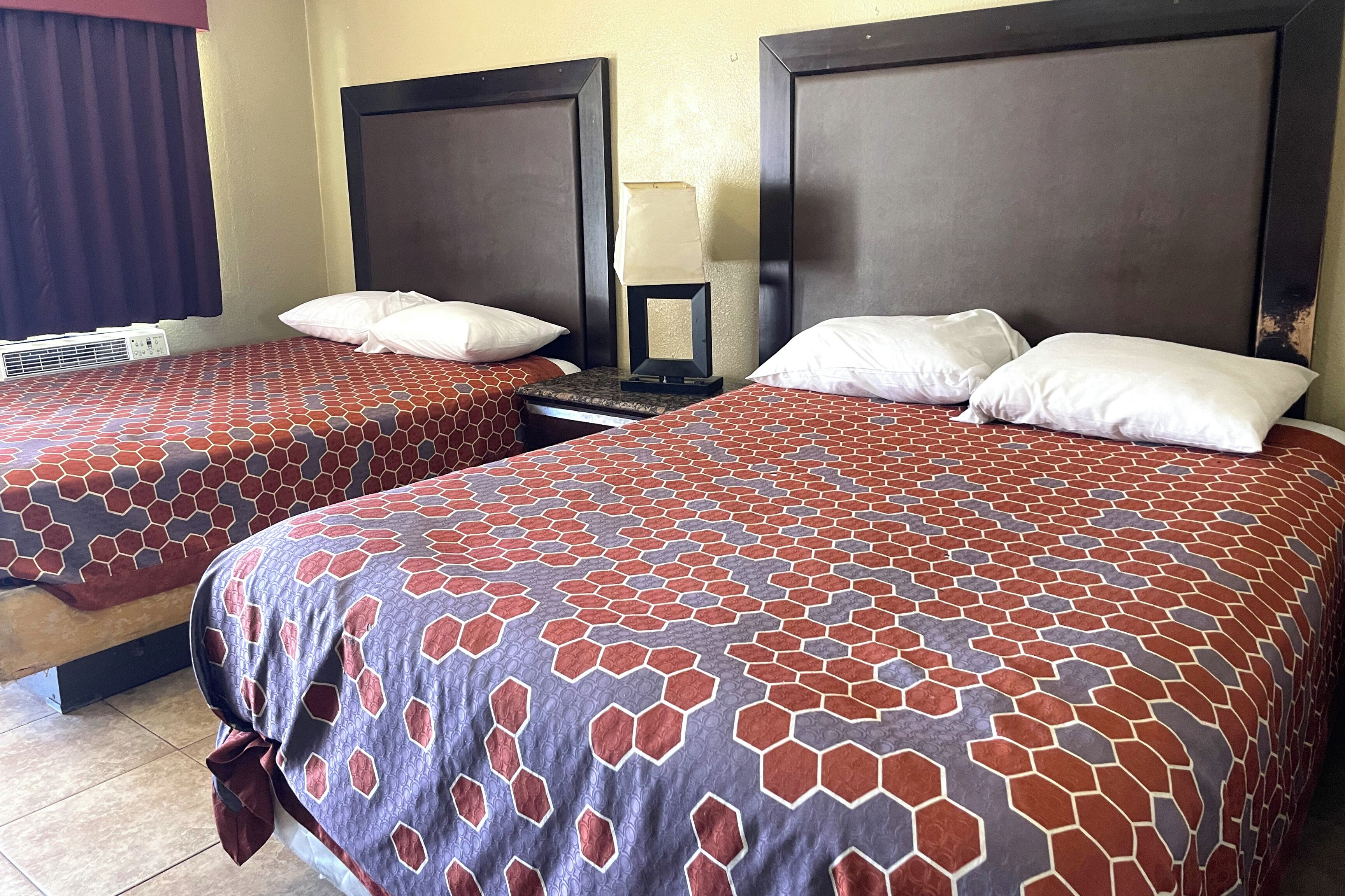 Escritorio, wifi gratis y ropa de cama 