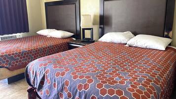 Escritorio, wifi gratis y ropa de cama