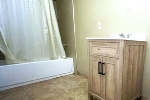 Room, 1 Queen Bed | Bathroom | Free toiletries, towels