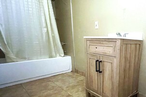 Habitación, 1 cama de matrimonio | Baño | Artículos de higiene personal gratuitos y toallas